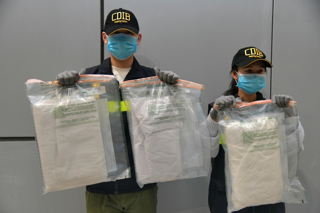 三件毒衣服可提取合共3.2公斤冰毒，巿值約170萬元。(徐裕民攝)