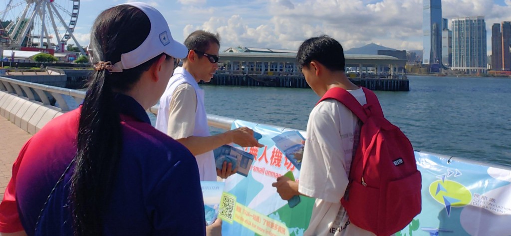 警方今日聯同民航處,在中西區海濱長廊中環段一帶向市民派發宣傳單張。 警方今日聯同民航處,在中西區海濱長廊中環段一帶向市民派發宣傳單張。