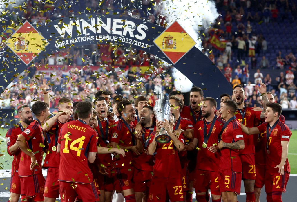 這是西班牙第5次奪得大賽冠軍，成為繼法國之後第2個贏得世界盃、歐洲國家盃和歐洲國家聯賽冠軍的國家。路透社