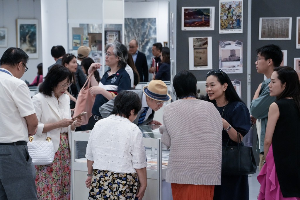 香港收藏家协会展览在由今日开始至下月1日，在中央图书馆举行。