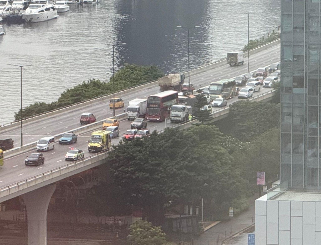 事故期間，現場部份行車線封閉，交通繁忙。FB：車cam L（香港群組）