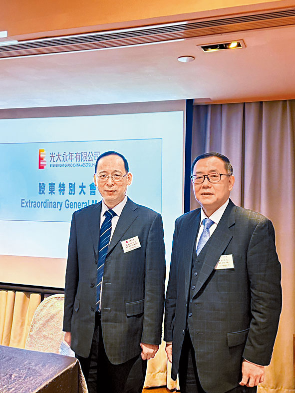 光大永年主席、行政總裁兼執行董事劉嘉(右)認為,現在亦未是做股權融資的合適時候。