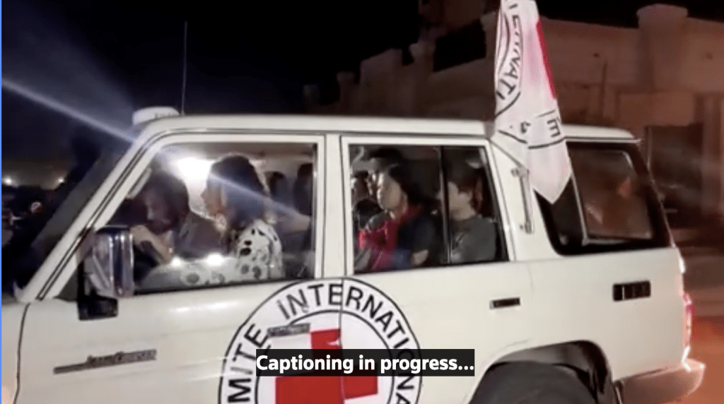 首批获哈马斯释放的以色列人质移交给红十字会人员安全带走。路透社