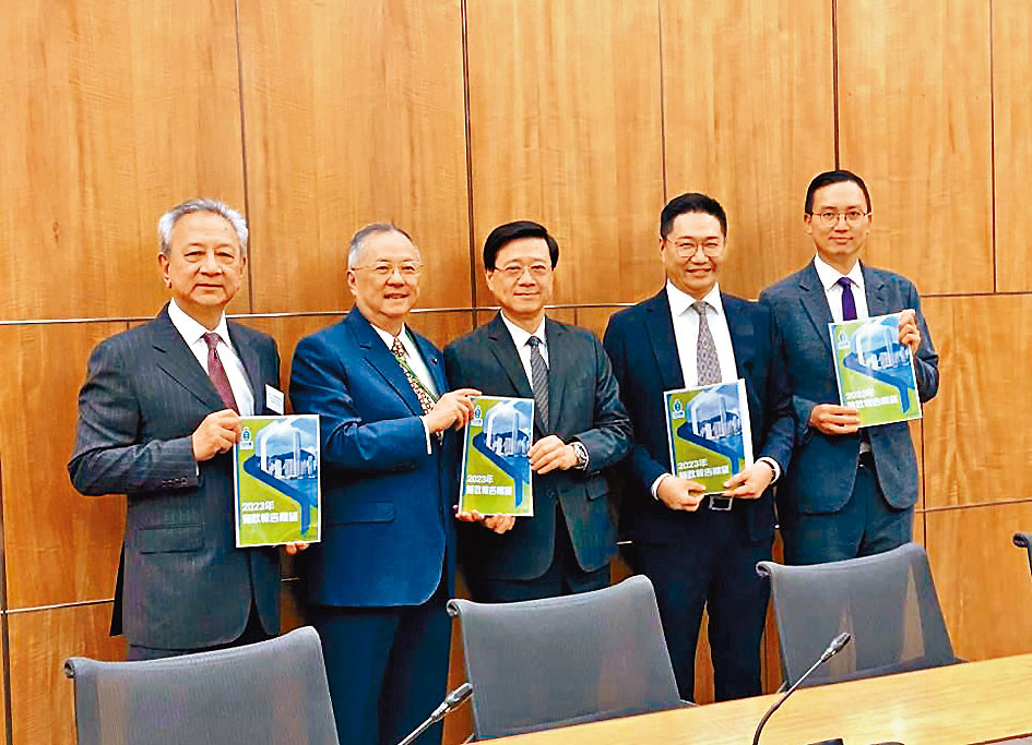 自由黨昨日就《施政報告》向特首李家超（左三）提出多項建議。