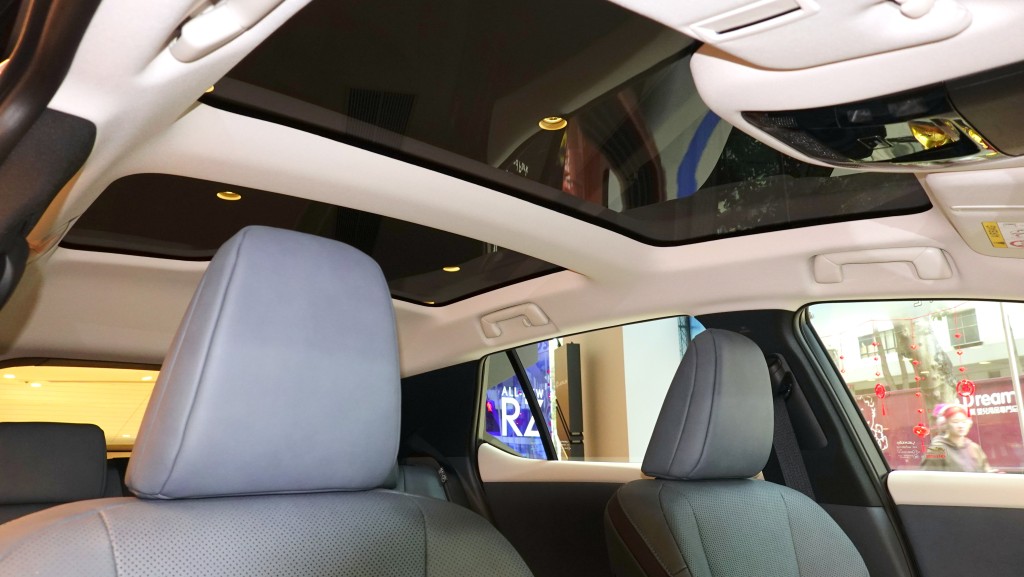 凌志Lexus RZ450e電動車全景式前後雙天窗，非電子透光調校。