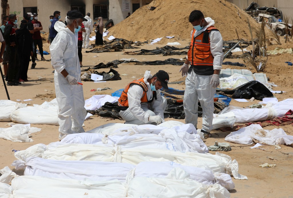 汗尤尼斯民防人員仍在納塞爾醫院的院子裏挖掘遺體。路透社