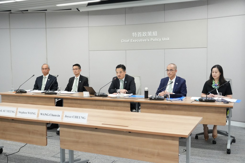 （左起）特首政策組副組長關家明、歐陽力、組長黃元山博士、副組長王春新博士及助理組長張頌詩出席2026年《施政報告》智庫界別線上簡介會。
