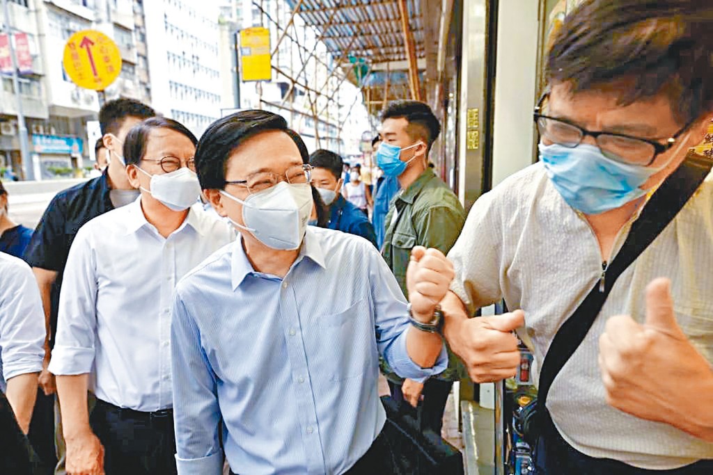 李家超民望較前任林鄭月娥大幅提升。圖為李日前親訪深水埗接觸市民。
