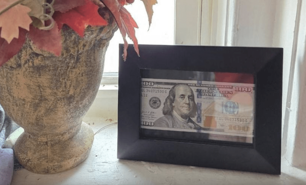 羅賓將其中一張100美元的鈔票裝裱起來留念。羅賓社交平台