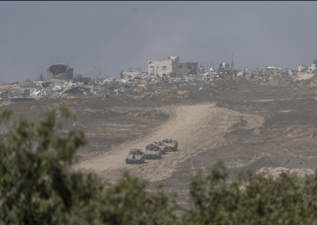 周三，以色列坦克越过加沙边境。美联社