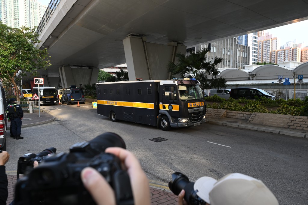 黎智英等12被告囚車駛入。劉駿軒攝