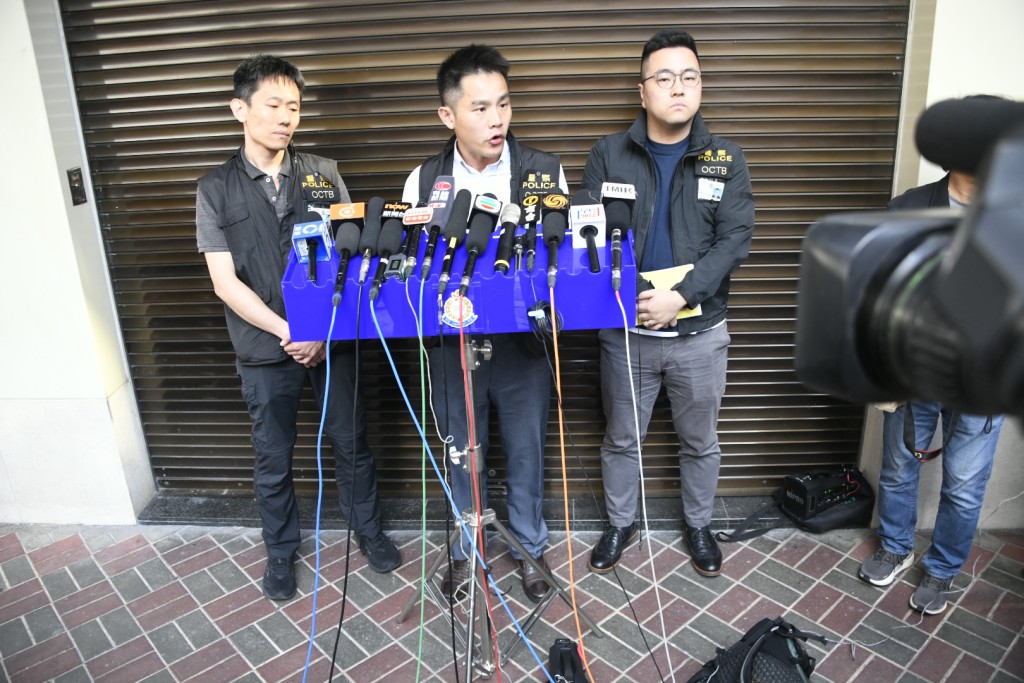 警方交代案情。楊偉亨攝 警方交代案情。楊偉亨攝