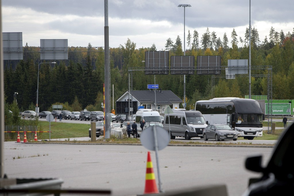 俄爆逃亡潮，汽车排队从俄罗斯到芬兰。路透