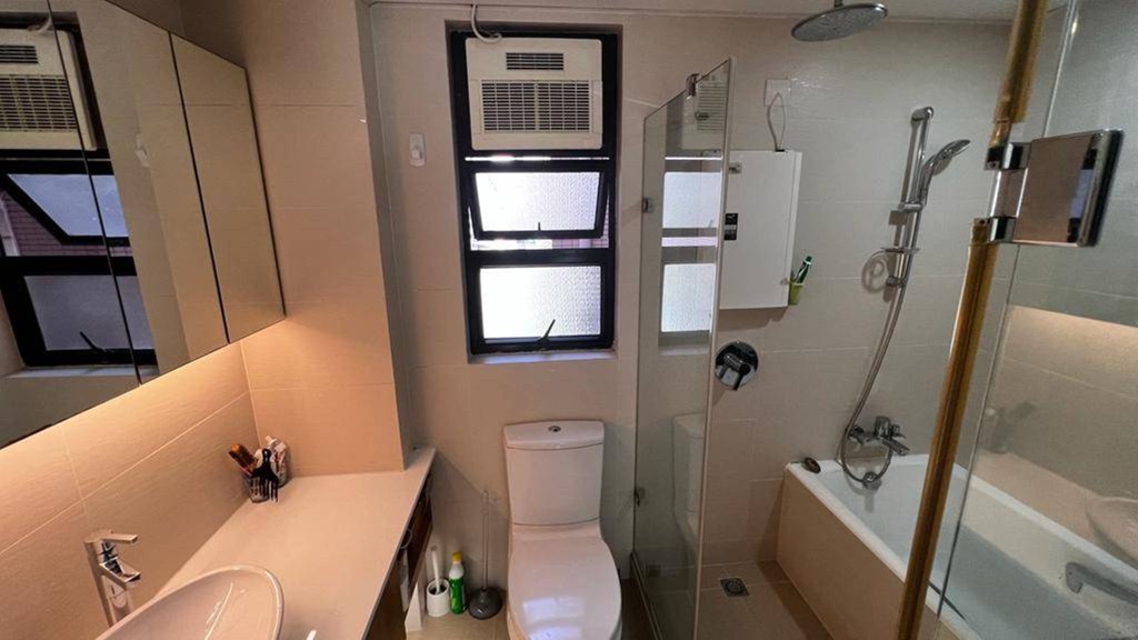 浴室備有浴缸，設窗戶排走濕氣。