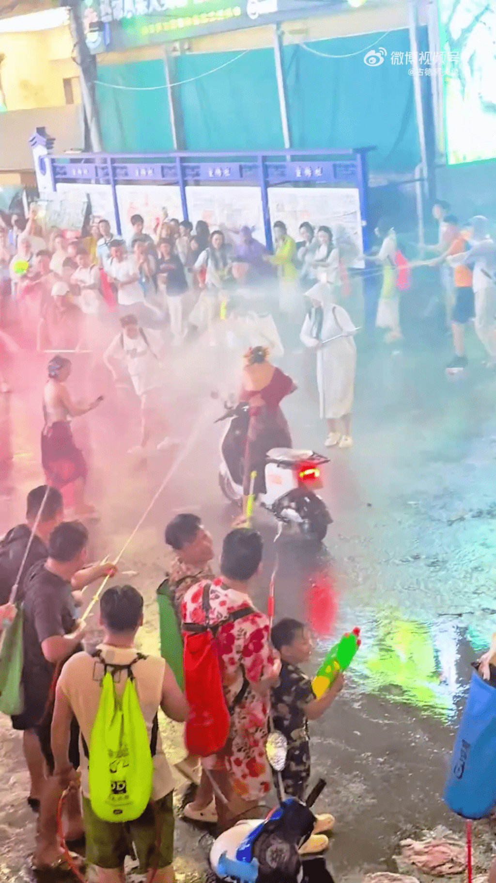 云南泼水节,两女遭高压水枪狂喷,其中一人试图突围。 云南泼水节,两女遭高压水枪狂喷,其中一人试图突围。