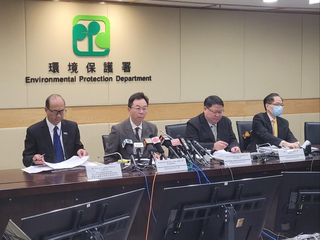 环谘会主席查逸超(左二)表示，环谘会一致同意以8项条件及7项建议，通过环评报告。