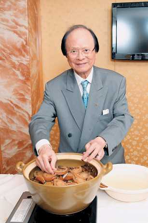 杨贯一的招牌菜「阿一鲍鱼」享誉国际。