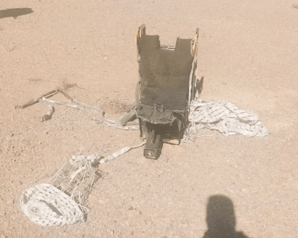 伊朗革命衛隊相關的社交帳號上傳一張在沙漠中的彈射座椅照片。X@IRGCIntelli截圖