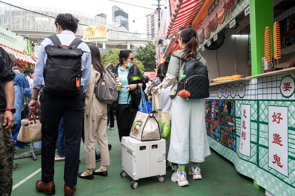 不少市民拖着購物車、行李箱,到場準備「大掃」戰利品。 不少市民拖着購物車、行李箱,到場準備「大掃」戰利品。
