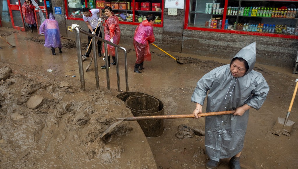 洪水過後，北市京市民自行清理。　路透社