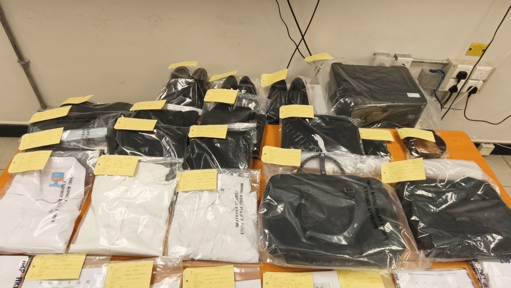 警方展示證物。 警方展示證物。