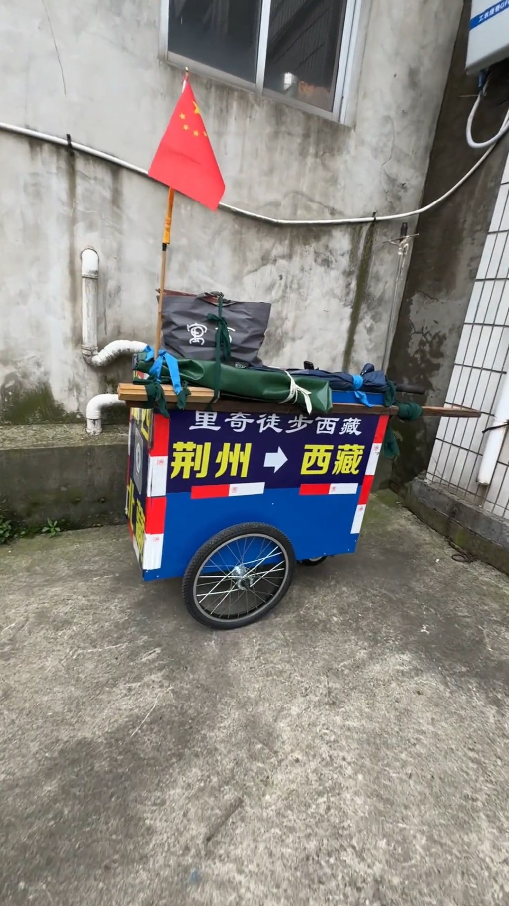 小車一直沿路陪伴里奇。