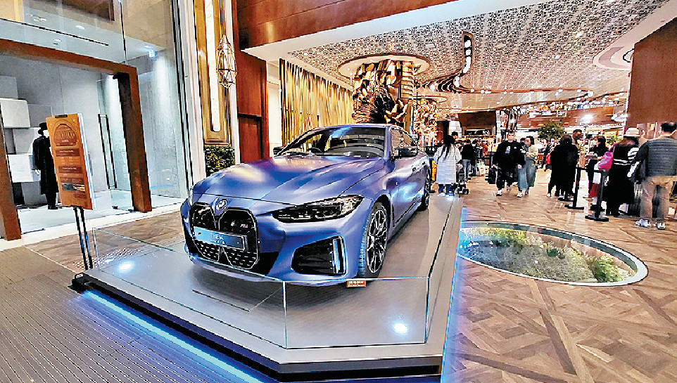 ■同場展出i4 M50電動跑房車，據知是商場聖誕抽獎禮物之一。