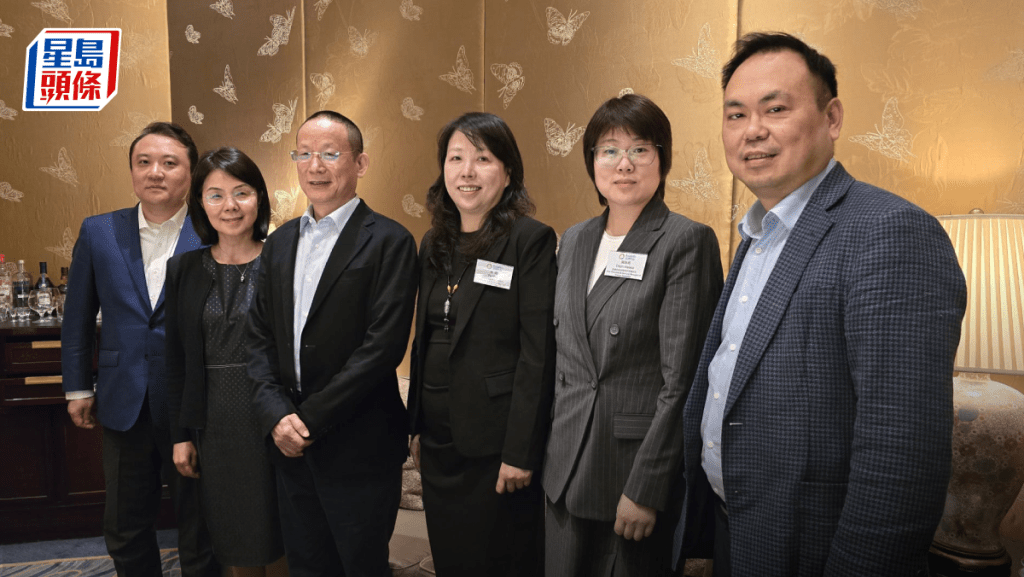 亞信科技首席執行官高念書（左三）指，2B對企業的經濟效益仍需時驗證，而今年將是企業應用的擴張期。