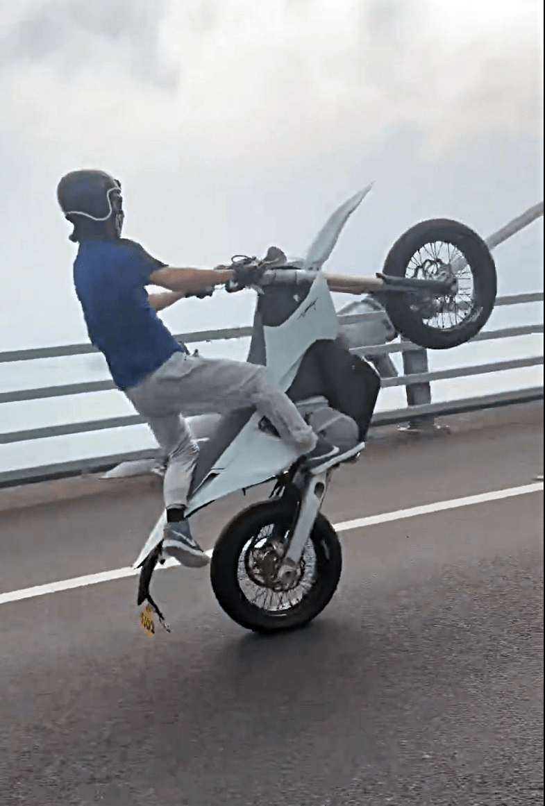 英漢在昂船洲大橋大玩單輪行駛。fb：向香港警察致敬