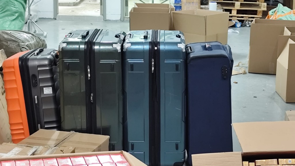 海關在屯門一棟工業大廈內破獲3個私煙儲存及分銷倉庫。曾志恒攝