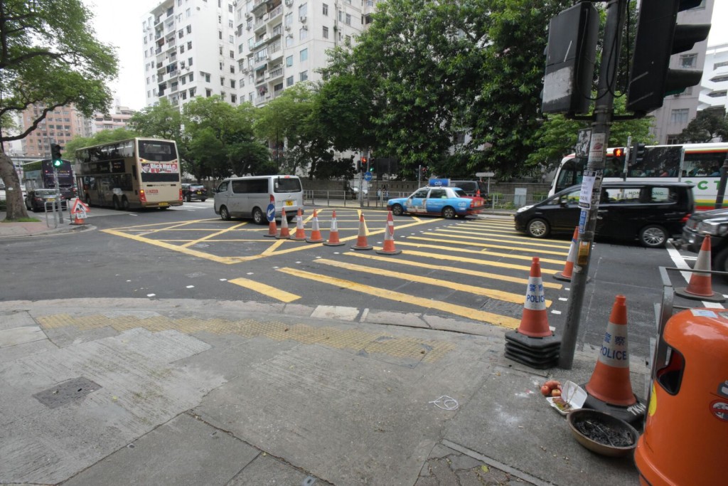 死者家属今日下午到车祸现场路祭。黄文威摄