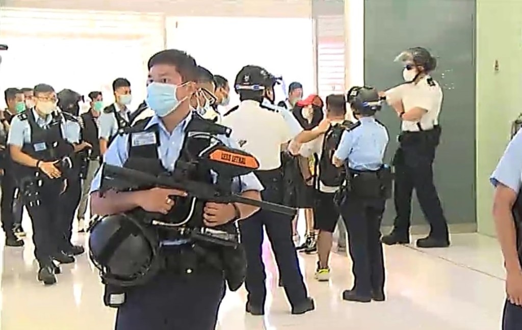  警員進沙田新城市驅散人群。無線截圖