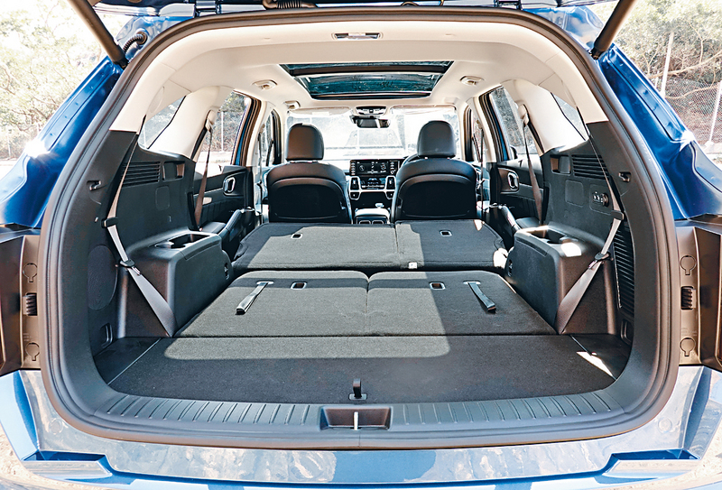 ●汽油版可用盡尾箱容量，把中、後排座椅平放，容量多達2,011公升。