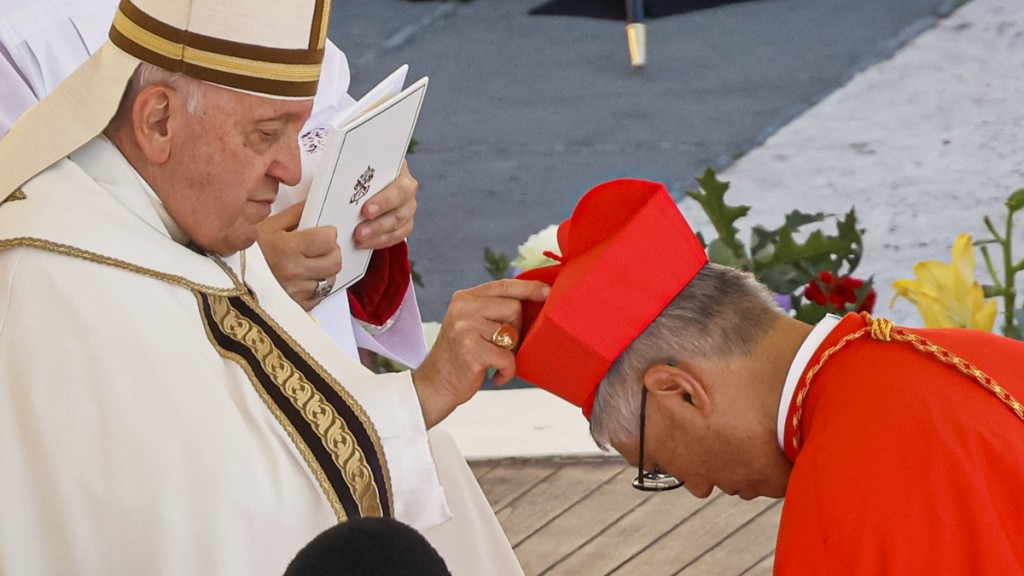 教宗方濟各(左)主持樞機擢升儀式，為周守仁(右)戴上紅帽。AP圖片