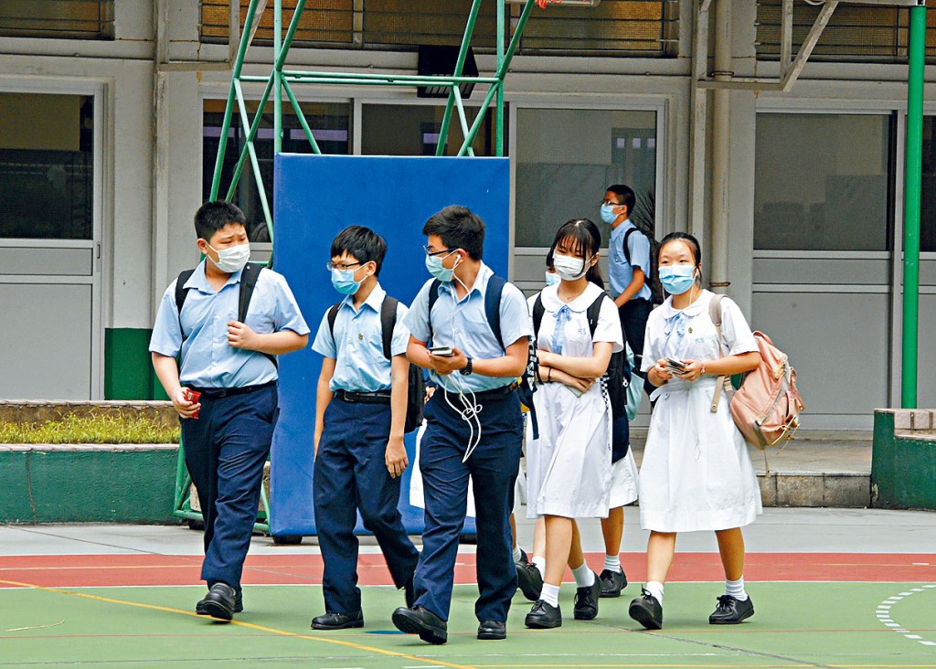学校课程检讨专责小组建议以「学时」取代「课时」作课程规划，更强调课堂以外的自主学习，但学界担心出现「微管理」的问题。