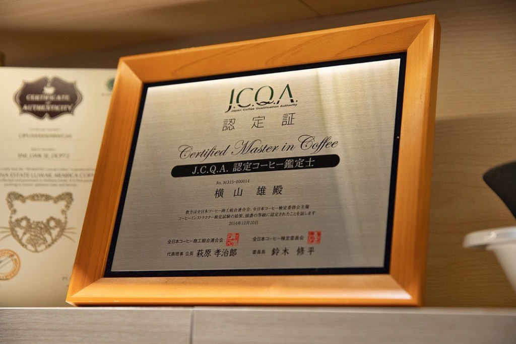 店內放有日本選豆團隊之一，橫山雄殿先生的J.C.Q.A. 認定咖啡鑑定士證書。(IG@nodacoffeehk)