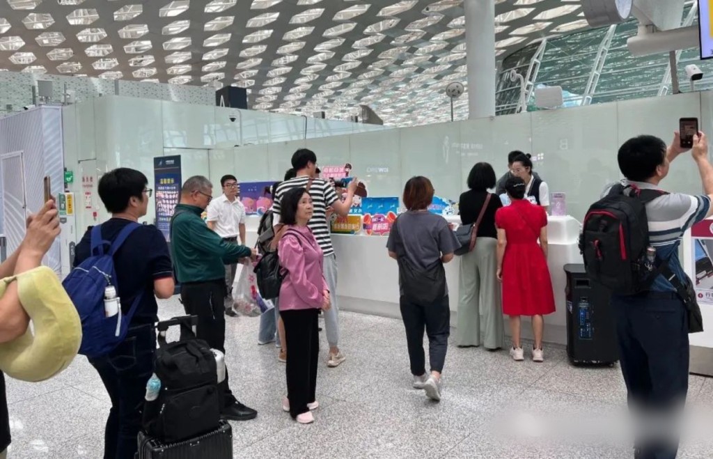 深圳直飛喀什首航乘客辦理登機手續。