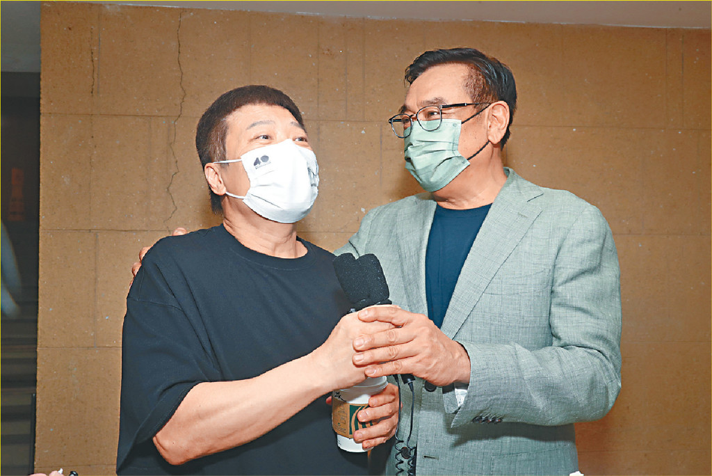 ■爾冬陞和錢嘉樂均指林家棟的傷勢,並非如外傳般嚴重。 ■爾冬陞和錢嘉樂均指林家棟的傷勢,並非如外傳般嚴重。