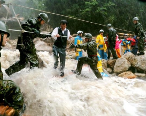 鹿兒島日前有逾300人因暴雨一度被困山上。網圖