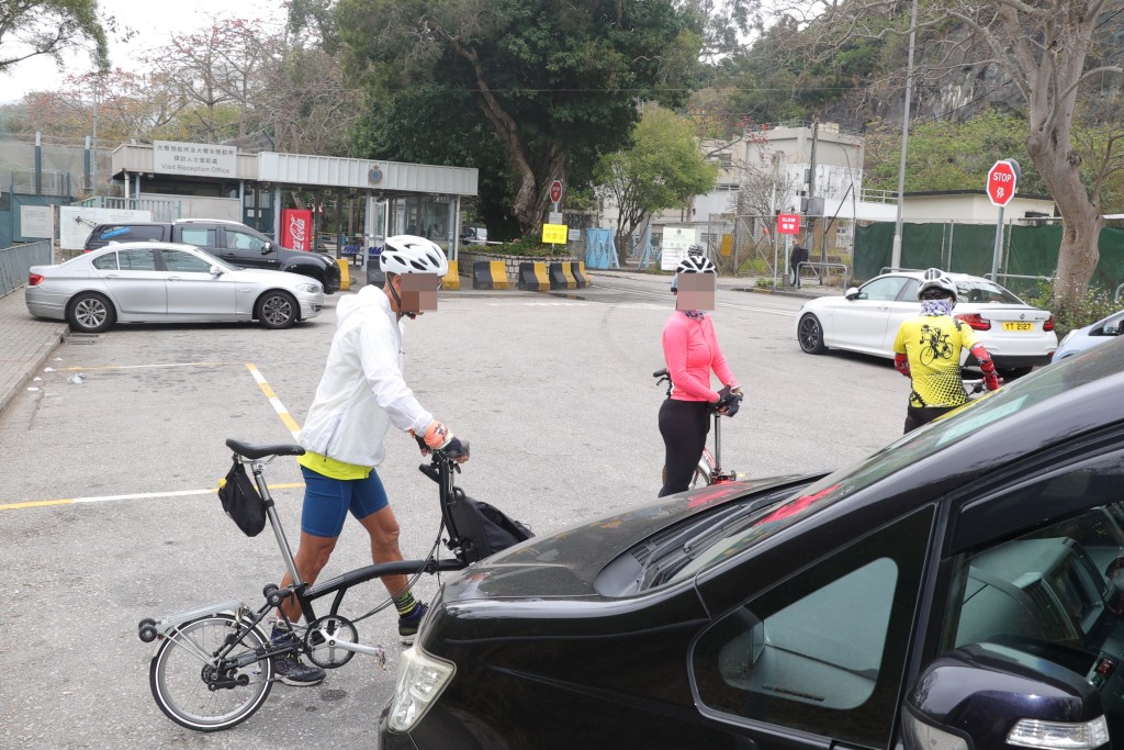 被记者发现举V影相后，黄衫女子即时踩单车离开。