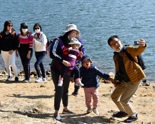 市民在郊野公園拍照。