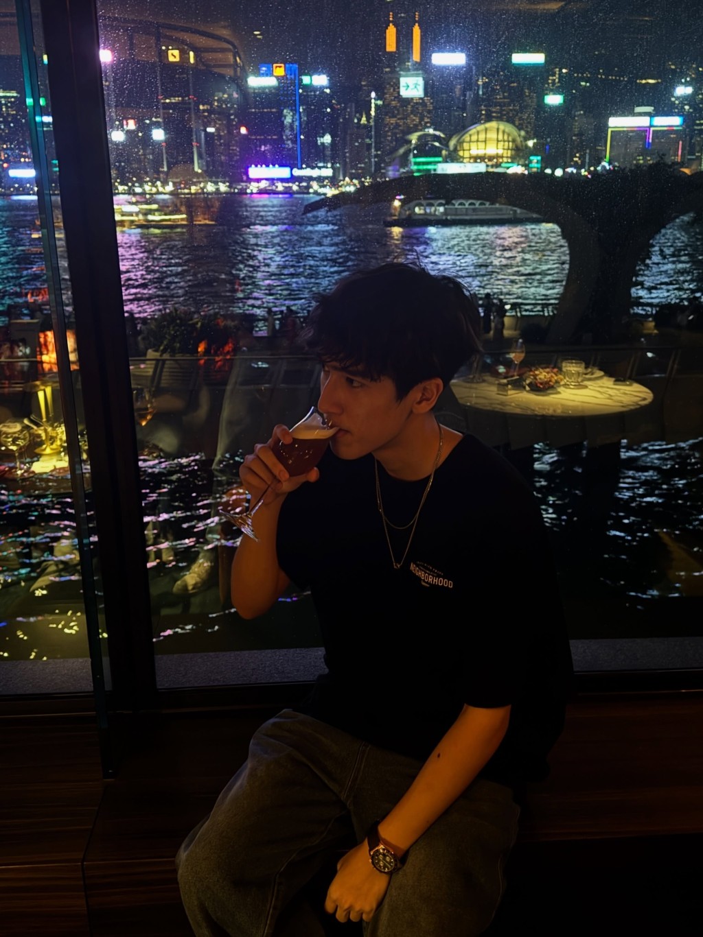 李立仁早前趁放假返港，在維港夜景旁小酌，享受寫意時光。