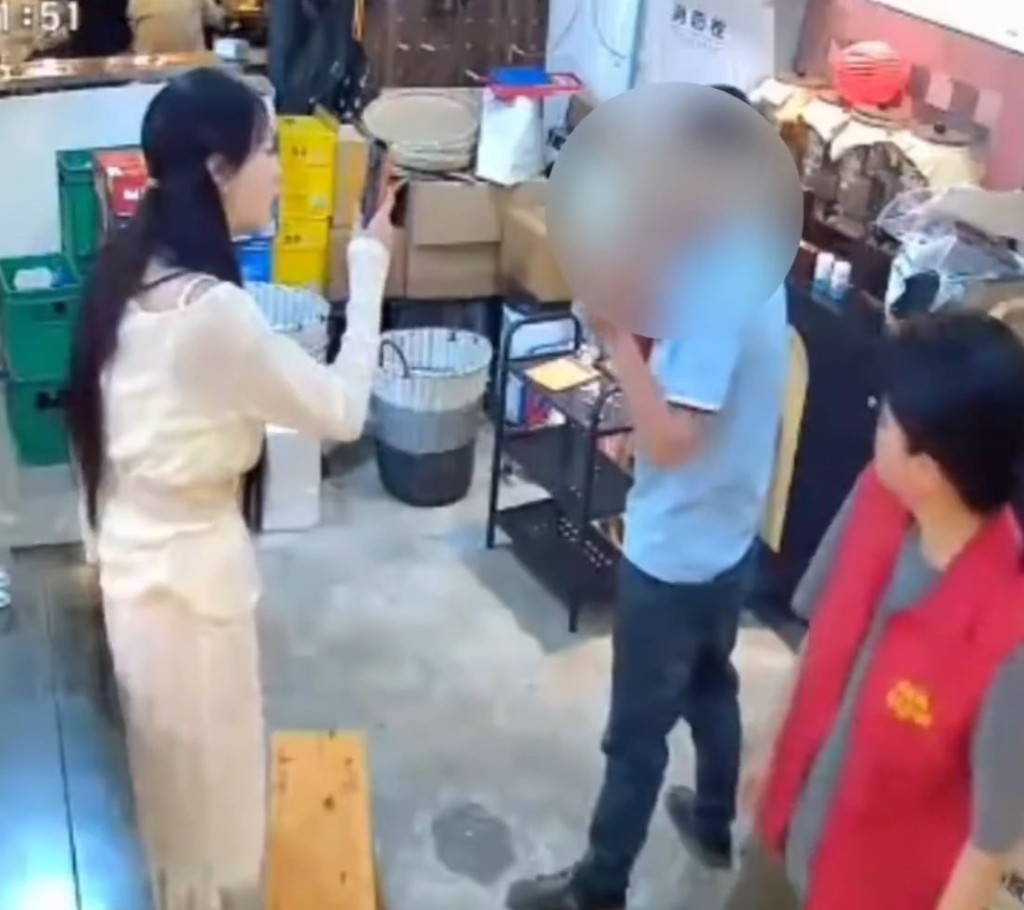 男子在火鍋店突搭老闆娘香肩。百姓關注