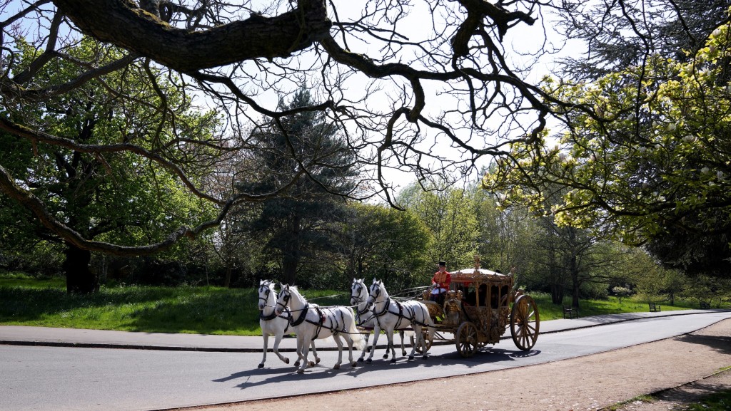 Uber 平民版黃金馬車載民眾穿越倫敦德威公園。路透社