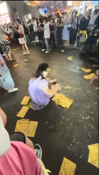 武漢有司機連撞多車及多名途人。X
