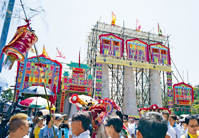 長洲太平清醮飄色巡遊每年都吸引旅客來港觀賞。資料圖片