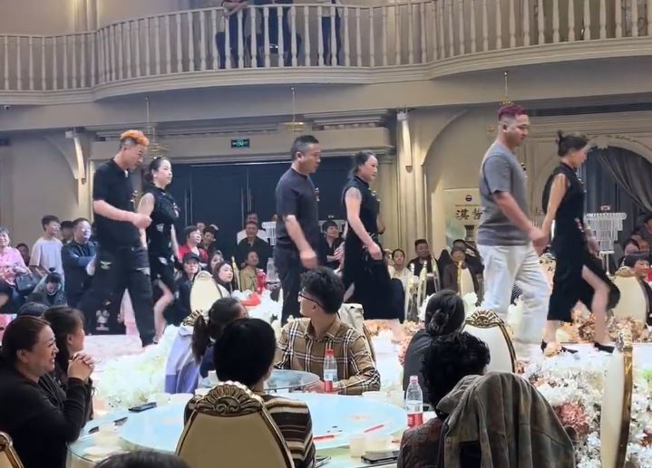 9人组成的河南“彩虹舅舅团”在网上成为焦点。