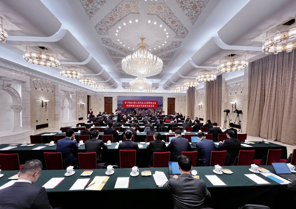 全體港區人大在大會堂香港廳開會。