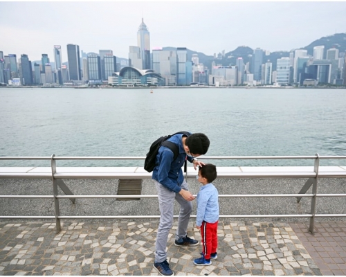 預測本港地區今日大致多雲,初時有一兩陣微雨,日間短暫時間有陽光及乾燥。資料圖片