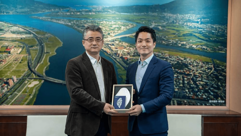 台北市長蔣萬安(右)與上海市台辦副主任李驍東會面,並贈上代表燈會的台灣瓷盤給上海方。台北市政府